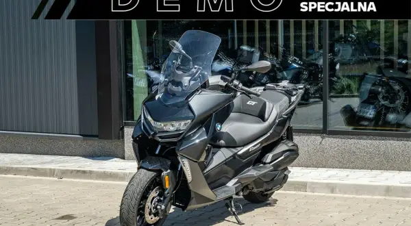 Czarny skuter BMW 400 GT na specjalnej ofercie. Idealny do miasta i na dalsze trasy.