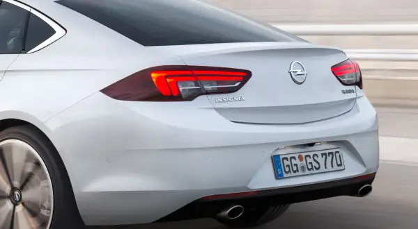 Pojemność baku Opel Insignia: A vs B, rezerwa i koszty!