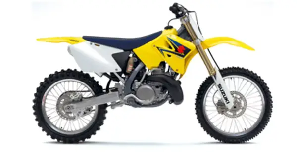 Żółty motocykl crossowy Suzuki RM 250 2t, gotowy do akcji. Zastanawiasz się, suzuki rm 250 2t ile ma koni?