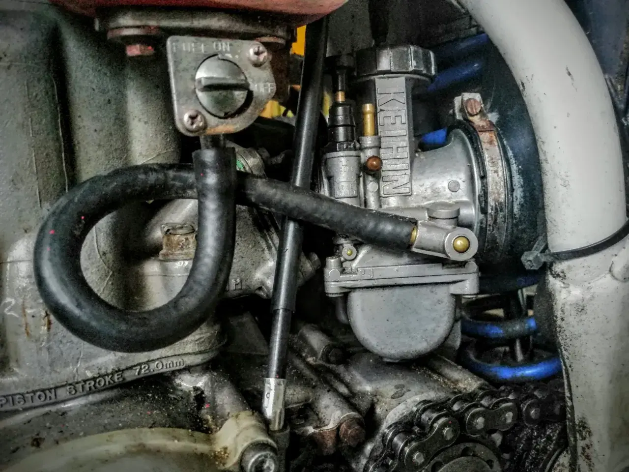 Silnik motocykla z widocznym gaźnikiem Keihin. Możliwe czyszczenie gaźnika bez rozbierania.