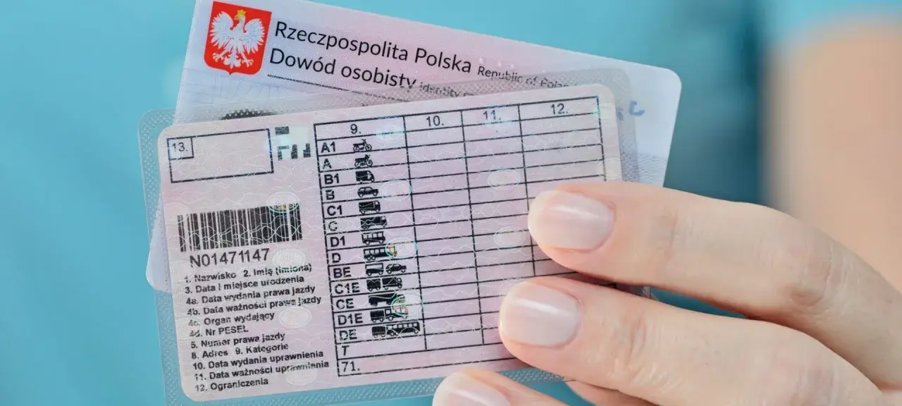 Polskie prawo jazdy i dowód osobisty. Kierowca z 24 punktami karnymi wciąż może jeździć, ale musi uważać.