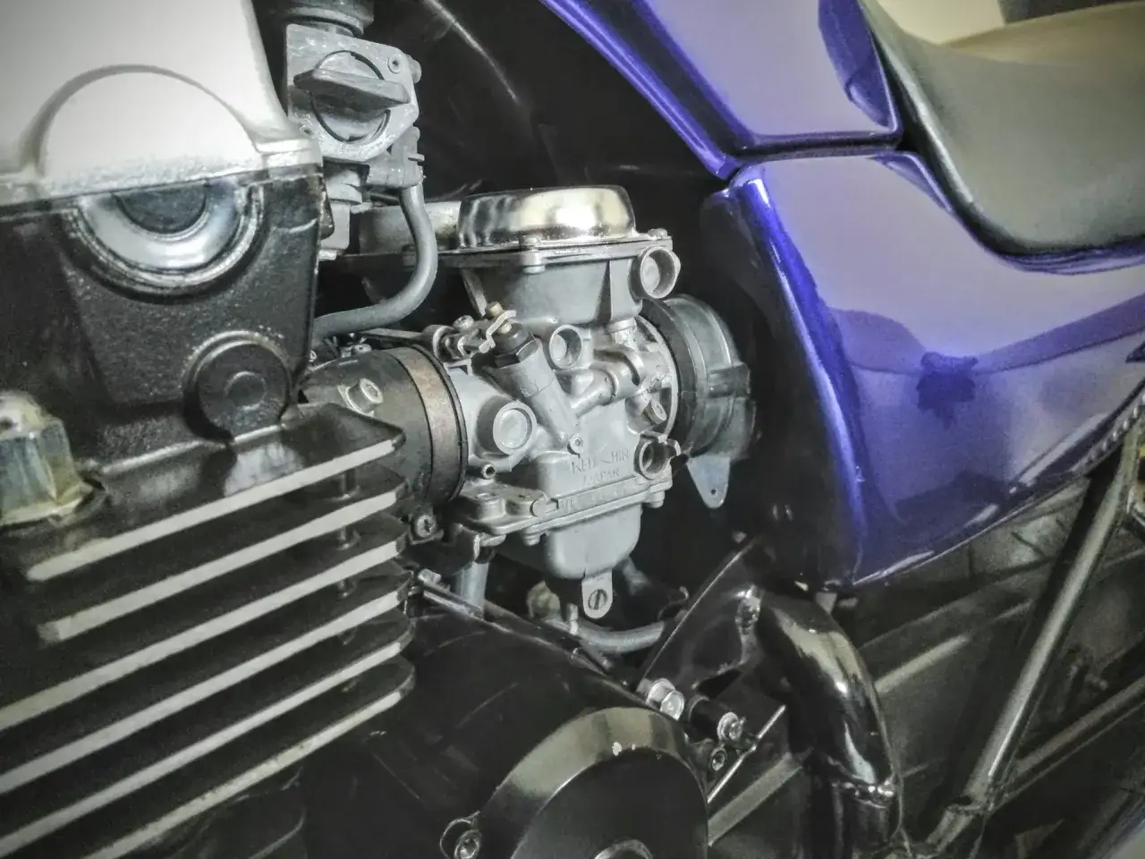 Silnik motocykla z gaźnikiem. Szybkie czyszczenie gaźnika bez rozbierania to klucz do sprawnego działania.