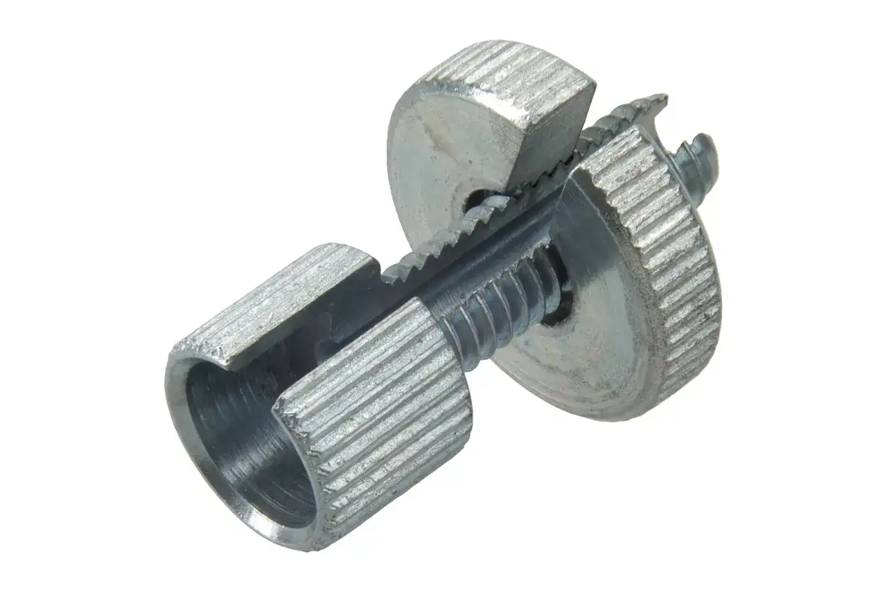 Metalowy element do regulacji linki sprzęgła, z ząbkowaną śrubą i nakrętką.