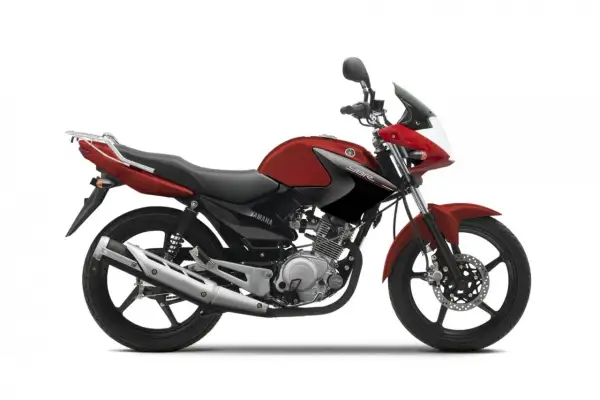 Czerwony motocykl Yamaha YBR 125 z czarnymi akcentami, gotowy na miejskie przygody.