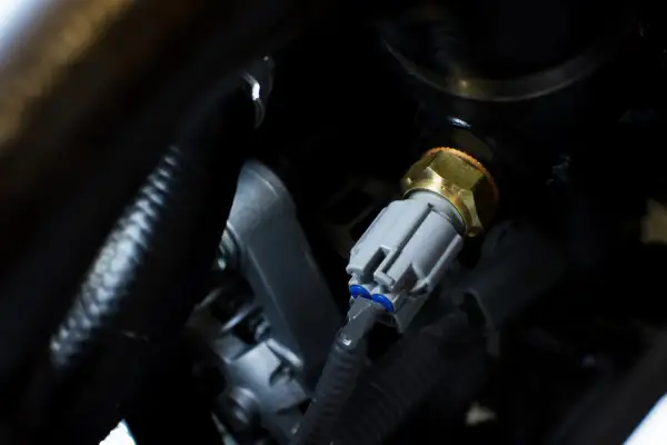 Gdzie jest czujnik temperatury silnika BMW E39? Znajdź i wymień!