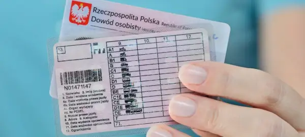 Polskie prawo jazdy i dowód osobisty. Kierowca z 24 punktami karnymi wciąż może jeździć, ale musi uważać.