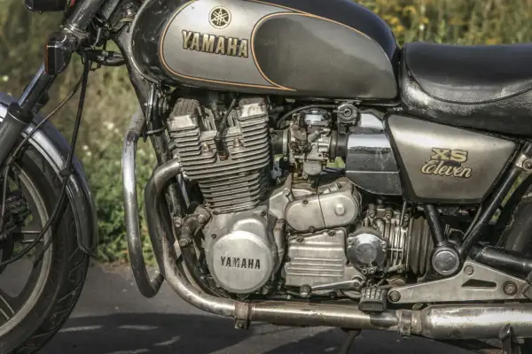 Klasyczny motocykl Yamaha XS 1100 z widocznym silnikiem i zbiornikiem paliwa.