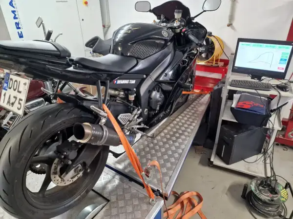 Czarny motocykl Yamaha na hamowni, przygotowany do blokowania na A2. Pomiar mocy i momentu obrotowego.