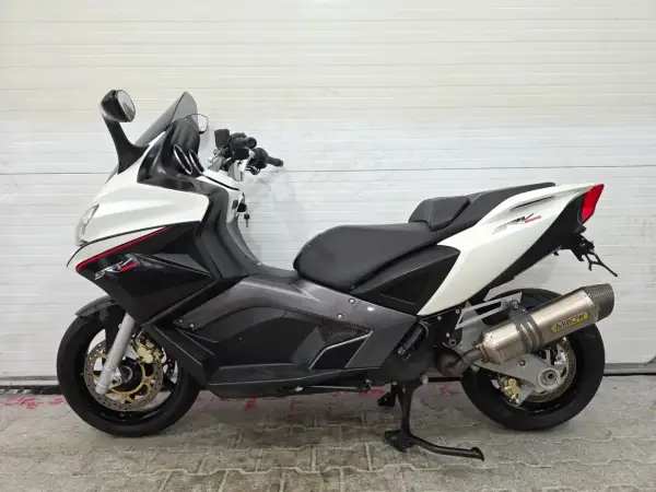 Sportowy skuter Aprilia SRV 850 w dwukolorowej karoserii, z wydechem Arrow.