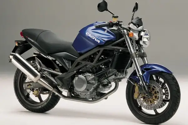 Niebieski Cagiva Raptor, idealny motocykl na A2, z widocznym silnikiem V-twin i sportowym wydechem.