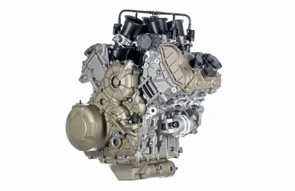 Silnik Ducati V4, potężna jednostka 4t, z widocznymi wtryskami paliwa i elementami układu chłodzenia.