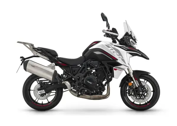 Biały motocykl turystyczny Benelli TRK 702 z czarnymi i czerwonymi akcentami, gotowy na przygodę.