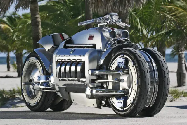 Niesamowity Dodge Tomahawk z podwójnymi kołami z przodu, lśniącym chromem i silnikiem V10, gotowy na podbój plaży.