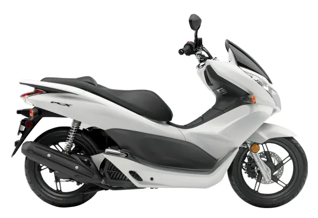 Biały skuter Honda PCX 125, z widocznymi detalami, które mogą być brane pod uwagę przy ocenie jego wad.
